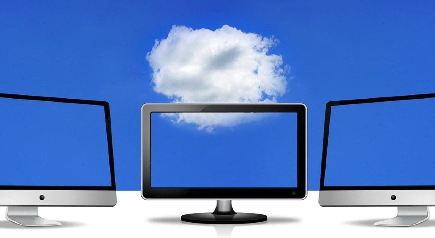 Bilde av en datamaskin og skyer