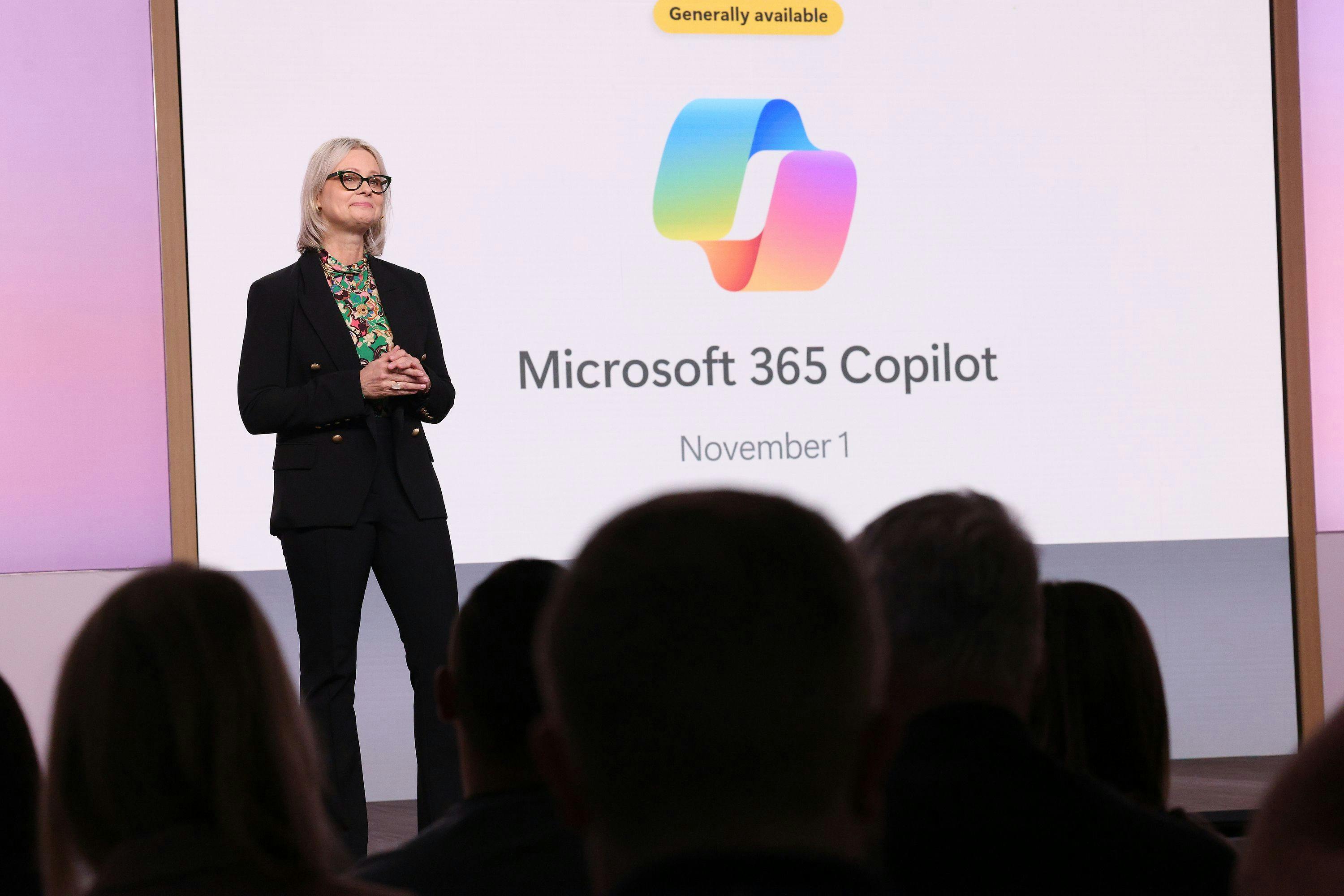 Bilde av en dame forann er skjerm hvor det står Microsoft 365 Copilot