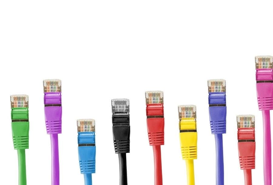 Bilde av nettverkskabler i ulike farger