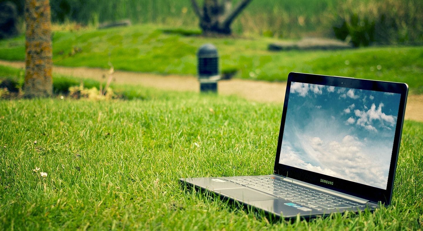 Bilde av et laptop på gresset